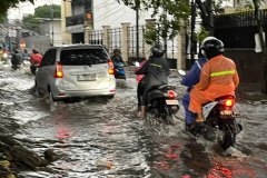 Lalu lintas terhambat akibat banjir di kawasan Karya Timur. (Agung Budi)
