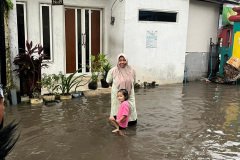 Warga Ciliwung yang terdampak banjir usai hujan deras yang mengguyur Kota Malang. (Agung Budi)
