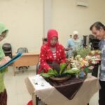 Peringati Hari Kartini, IKWI PWI Jatim Gelar Lomba Merangkai Bunga Kebun