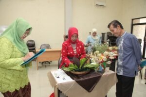 Peringati Hari Kartini, IKWI PWI Jatim Gelar Lomba Merangkai Bunga Kebun