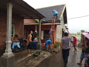 Polsek Pakisaji Gerak Cepat Tangani Bencana Angin Kencang di Tiga Desa