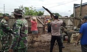 Rumah Tua Roboh, Polisi-TNI Gerak Cepat Bantu Perbaiki Rumah Korban