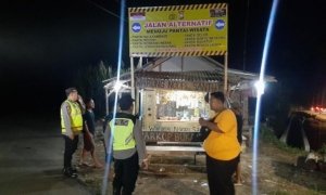 Polres Malang Pasang Banner Antisipasi Peningkatan Kendaraan Bermotor Menuju Pantai Malang Selatan