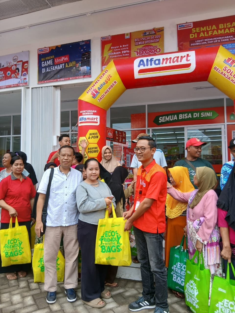 Alfamart Bagi-bagi Sembako, Warga Sentul Pasuruan Sumringah