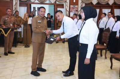 SK Pengangkatan 50 CPNS Formasi 2024 Diserahkan, Satpol PP Terima Formasi Terbanyak