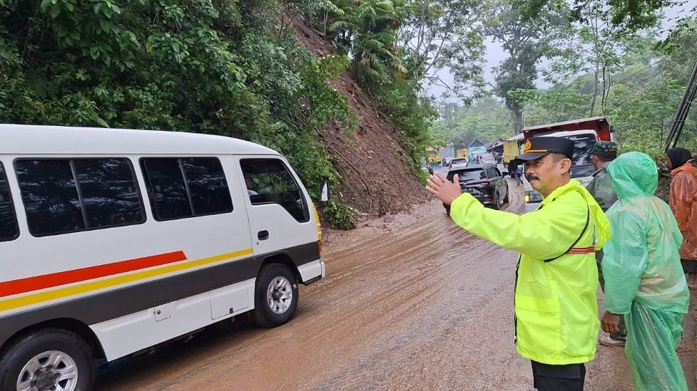 Akibat Tanah Longsor, Jalur Malang-Lumajang Sempat Terputus