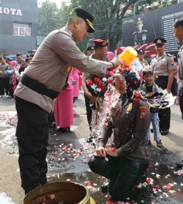 Momen Spesial Jelang Hari Bhayangkara, Kapolresta Malang Kota Naikkan Pangkat 54 Personel Polri