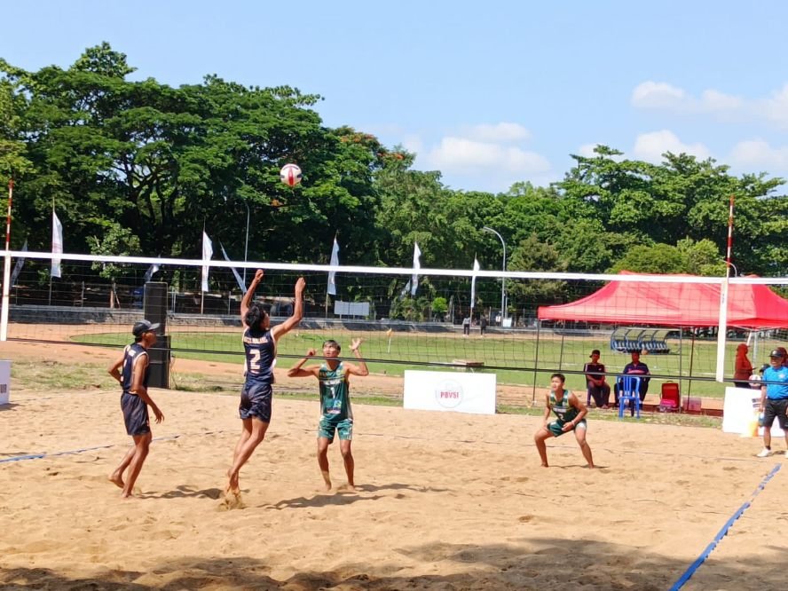 Kurang Spoter, Tim Voli Pantai Kabupaten Malang Tunduk Lawan Tim Kota Malang
