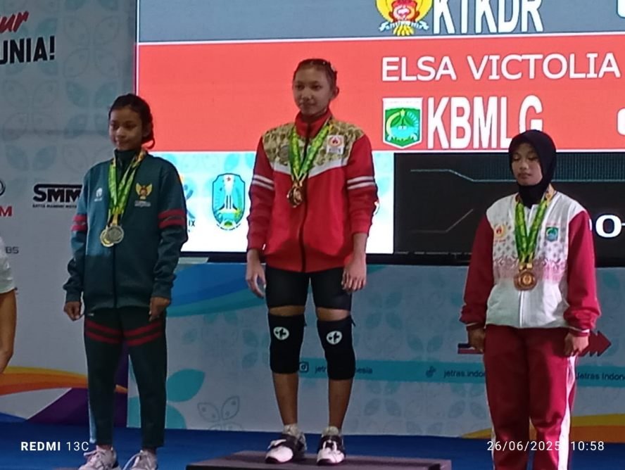 Elsa Atlet Angkat Besi Kabupaten Malang Borong Medali Perunggu