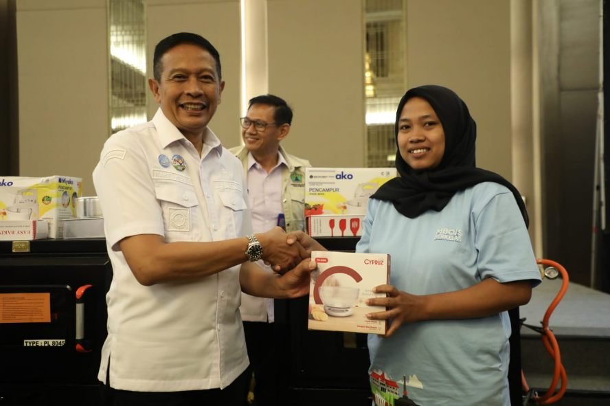 Dorong Kemandirian Ekonomi, Diskopindag Berikan Pelatihan dan Bantuan Alat Usaha bagi Pekerja IHT