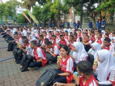 Bagi Seribu Paket Susu, SMK PGRI 3 Malang Gelar Kegiatan Cinta Sekolah