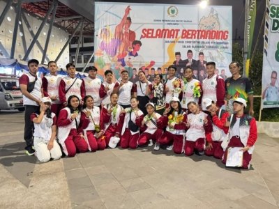 162-Sulastiman bersama atlet gulat putri Atlet Asal Camp S Timan Raih Dua Puluh Medali di Porprov IX Jatim 2025