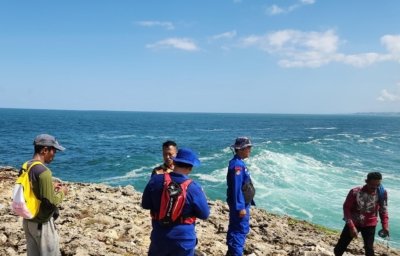 3 Pemancing Terseret Ombak di Pantai Watulepek, 1 Tewas 1 Masih Dicari Satpolairud Polres Malang dan SAR Gabungan