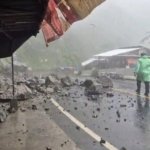 Gladak Perak Longsor, Kendaraan Bermotor Bergantian Melintas