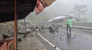 Gladak Perak Longsor, Kendaraan Bermotor Bergantian Melintas
