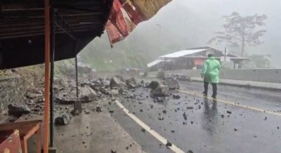 Gladak Perak Longsor, Kendaraan Bermotor Bergantian Melintas