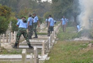 Sambut Hari Bakti ke-78, Prajurit Lanud Abd Saleh Gelar Giatan Sosial di Makam Pahlawan