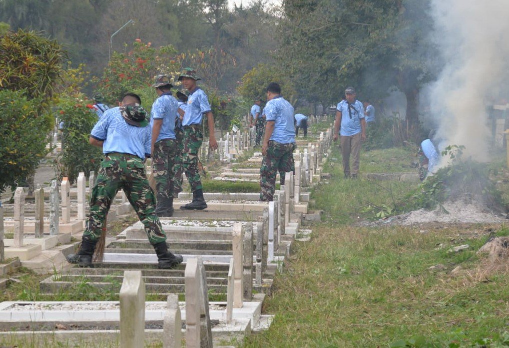 Sambut Hari Bakti ke-78, Prajurit Lanud Abd Saleh Gelar Giatan Sosial di Makam Pahlawan