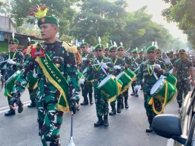 Kirab Drum Band Wikan Lokananta Poltekad Meriahkan Jalanan Kota Batu