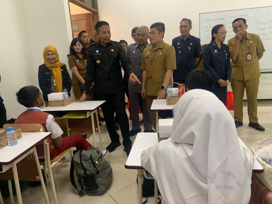 Hari Pertama Masuk Sekolah, Pemerintah Kota Malang Tinjau Pemeriksaan Kesehatan Siswa Sekolah Rakyat