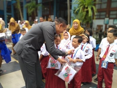 Walikota Malang Serahkan Seragam Wali Kota Serahkan Kain Seragam Gratis untuk SD dan SMP