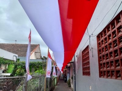 Sambut HUT ke-80 RI, Kampung Bareng Kartini Berhias Bendera Sepanjang 80 Meter