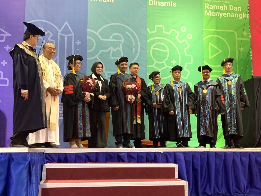 Universitas Ma Chung Kukuhkan Dua Guru Besar di Momen Dies Natalis ke-18