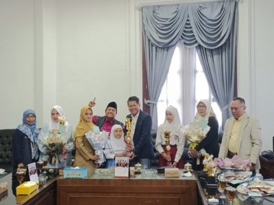 penyerahan hadiah KOMALKU Gandeng Komisi D DPRD Kota Malang Gali Potensi Anak untuk Menulis