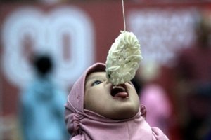 Semarak HUT ke-80 RI, Warga Mangliawan Gelar Lomba Tradisional Makan Krupuk