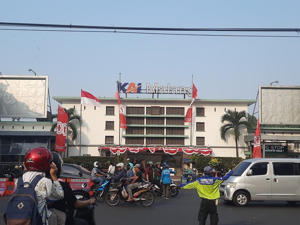 Ojol Naik Turunkan Penumpang Sembarangan di Stasiun, Pemkot Malang Bantu Koordinasikan Pembangunan Shelter Ojol ke Pemprov