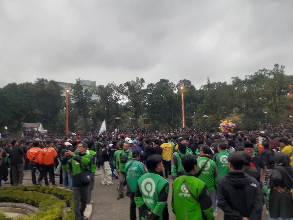 Nyalakan Lilin, Driver Ojol Gelar Aksi Solidaritas di Alun-Alun Merdeka