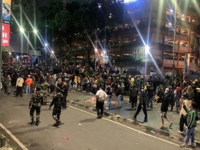 Ricuh, Massa Aksi Mulai Melempar Botol dan Petasan ke Mapolresta Malang Kota