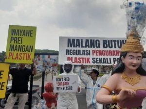 Demo Tolak Mikroplastik, Tuntut Pemkot Malang Terbitkan Regulasi Plastik Sekali Pakai