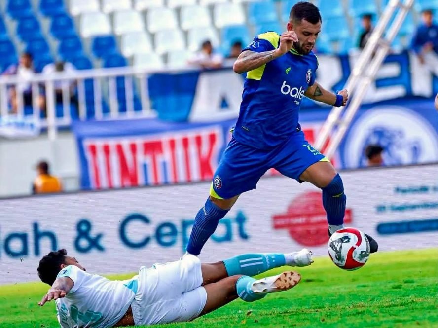 Hadiah Ulang Tahun, Arema FC Menang Telak atas PSBS Biak 4-1 di Laga Perdana