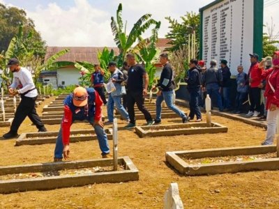 Peringati Kemerdekaan, Komunitas Vespa Malang Raya Tabur Bunga di TMP Pujon