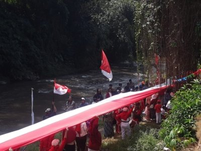 Upacara Kemerdekaan di Kali Brantas, Bentangkan Bendera Sepanjang 80 Meter Tekankan Pelestarian Lingkungan