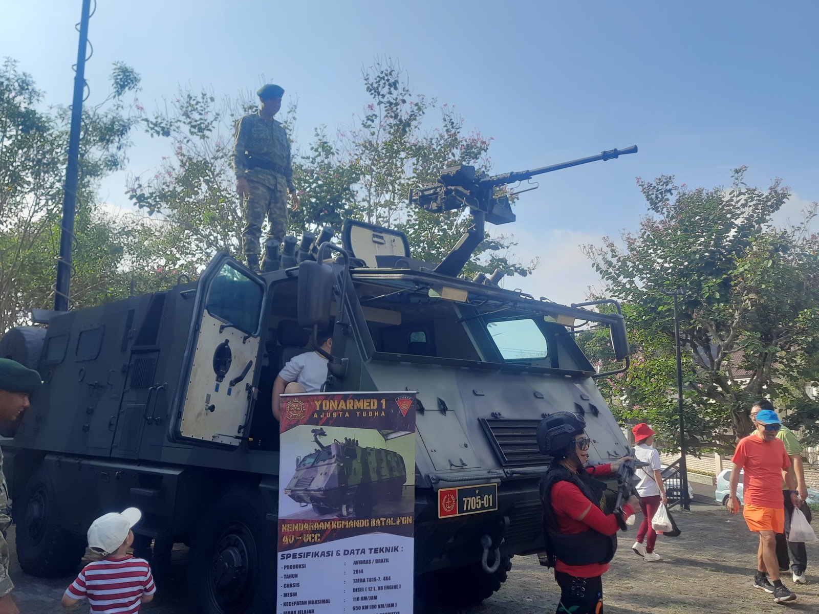 Divisi Infanteri 2/Kostrad Kolaborasi dengan Warga Istana Dieng Gelar Pameran Alutsista