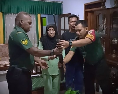Senpi Beserta Munisi Diserahkan Warga Sukun ke Aparat TNI
