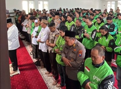 Polresta Malang Kota dan Komunitas Ojol Gelar Sholat Ghaib untuk Affan Kurniawan