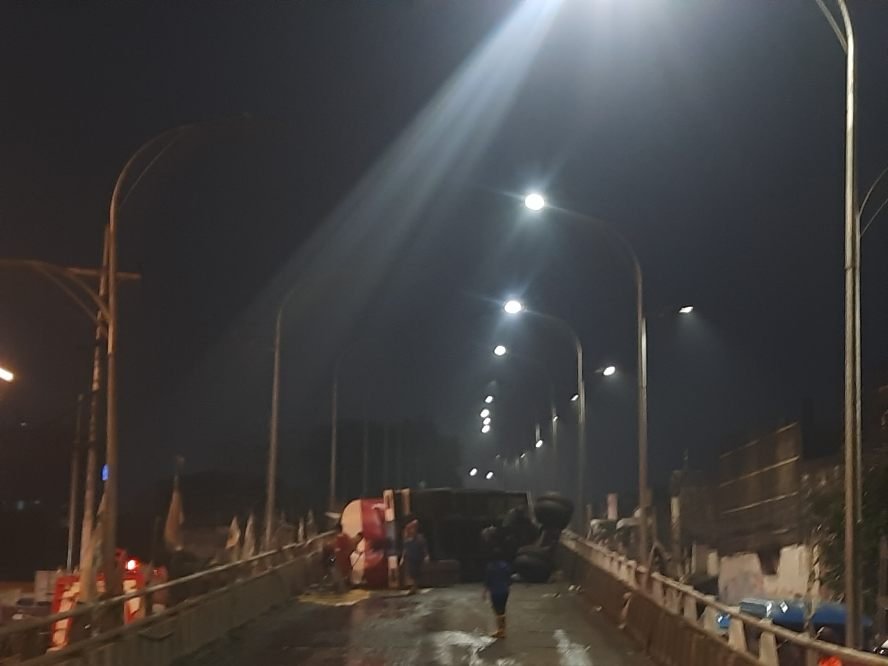 Diduga Tidak Kuat Menanjak, Truk Gandeng Tetes Tebu Terguling di Fly Over Mergosono
