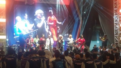 Yudisium Heppie UIBU UIBU Gelar “Heppie Outdoor Yudisium”: Live Music Meriah untuk 1.200 Mahasiswa