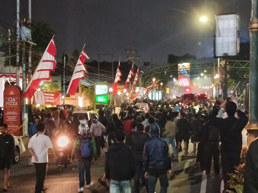 Semakin Malam Semakin Memanas, Ratusan Masa Kepung Polresta Malang Kota