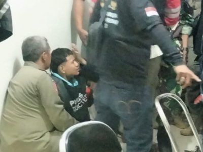 Warga Amankan Pemuda Pembawa Benda Diduga Molotov saat Demo di Kota Malang