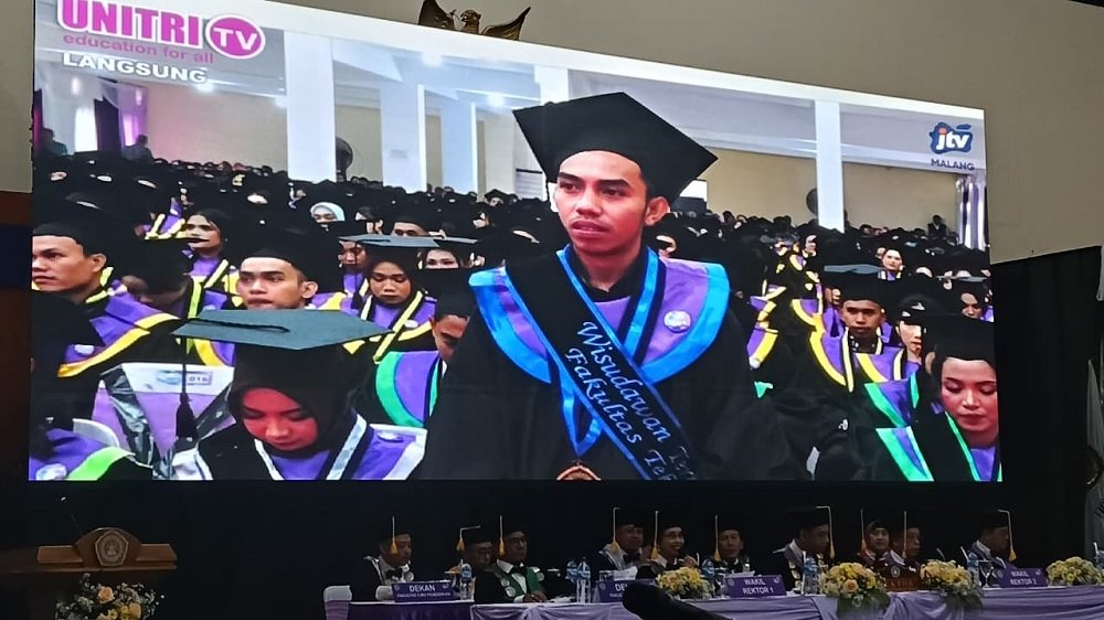 UNITRI Kukuhkan 400 Wisudawan, Rektor Prof Dody Wirawan Tekankan Kontribusi Lulusan di Era AI