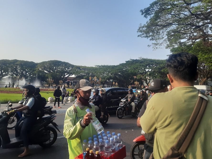 Di tengah Aksi Demonstrasi, Ainul Mencari Pundi-Pundi Rezeki