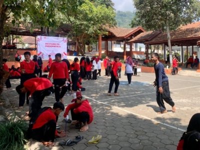 Anak anak sekolah sednag bermain Kesibukan Orang Tua Picu Gangguan Mental Anak di Kota Batu