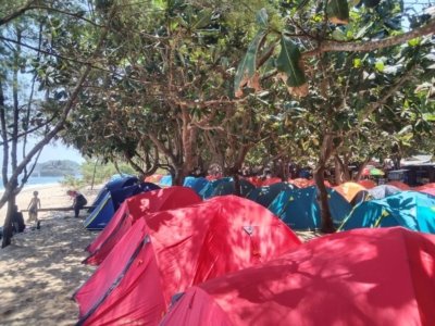 Ratusan Wisatawan Pantai Balekambang Nikmati Balekambang Camping Festival