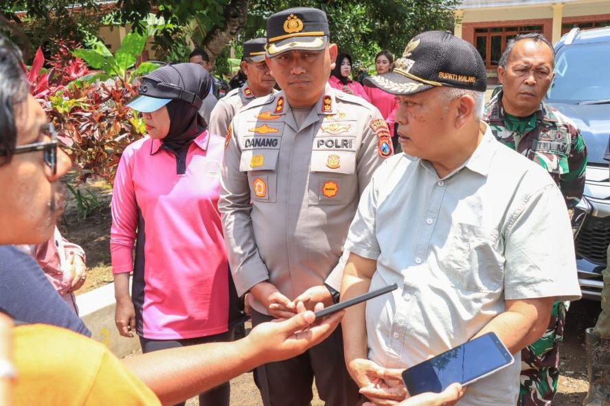 Bupati Malang Salurkan Bantuan Paket Sembako Pada Warga Terdampak Banjir Sitiarjo