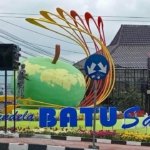 Warna Mencolok Patung Apel di Median Jalan Sultan Agung Jadi Sorotan Publik Kota Batu