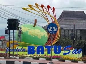 Warna Mencolok Patung Apel di Median Jalan Sultan Agung Jadi Sorotan Publik Kota Batu